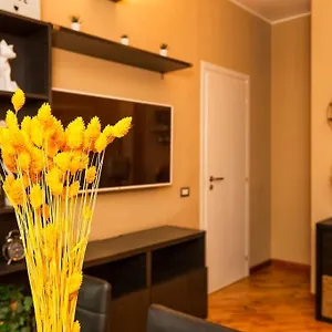Sunny & Updated Flat With Panoramic View 50m From M4 Stop Apartment