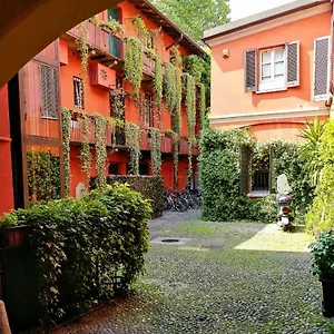 - Alzaia Naviglio Grande Apartment